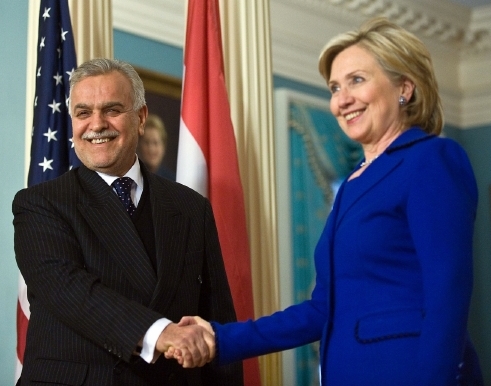 Viceprezident Hášimí s americkou ministryní zahraničí Clintonovou. Menšinoví sunnité byli oporou režimu Saddáma Husajna, ale v posledních letech spoléhali na Washington coby protiváhu rostoucího vlivu šíitského Íránu v zemi.