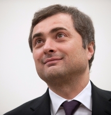 Zástupce šéfa prezidentské kanceláře Vladislav Surkov oddaně vzhlíží k vrchnosti.