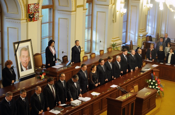 Poslanci zahájili pietní shromáždění k uctění památky bývalého prezidenta Václava Havla minutou ticha. 