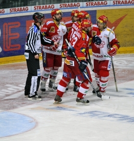 Hokejisté pražské Slavie se radují ze vstřelené branky.