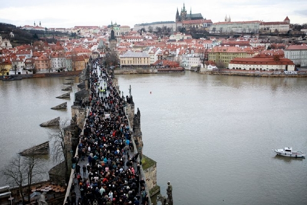 Na poslední cestě na Hrad doprovodil Václava Havla desetitisícový dav.