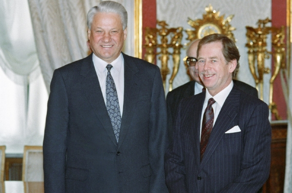 Před nástupem autoritářského Vladimira Putina měl Václav Havel s postsovětským Ruskem korektní vztahy (na snímku s prvním ruským prezidentem Borisem Jelcinem).