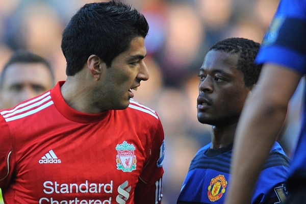 Luis Suárez (vlevo) a Patrice Evra.