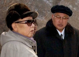 Kim Čong-il a jeho švagr Čang Song-tchek, strýc Kim Čong-una.
