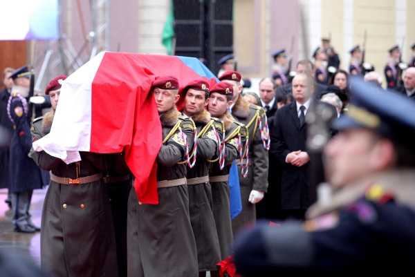 Dělostřelecká baterie čítající čtyři kanony bude v pátek připravena na Petříně, aby vypálila čestné salvy k uctění památky bývalého prezidenta Václava Havla, který v neděli zemřel. 