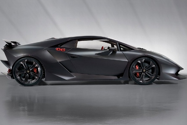 Lahůdkou roku bude nesporně Lamborghini Sesto Elemento.