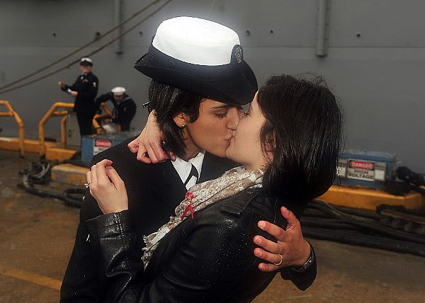 Marissa Gaeta líbá při návratu svou přítelkyni Citlalic Snellovou.