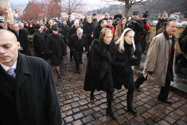 Dagmar Havlová v čele smutečního průvodu.