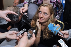 Petra Kvitová v obležení novinářů.