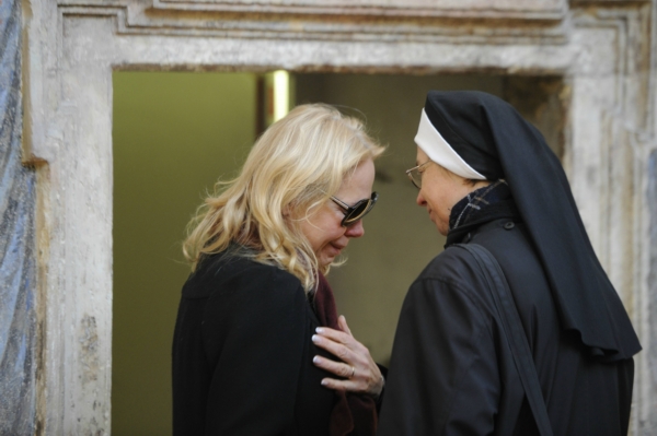 Sestra Angelika - jedna z těch, které se staraly o Václava Havla - poskytuje útěchu exprezidentově manželce Dagmar.