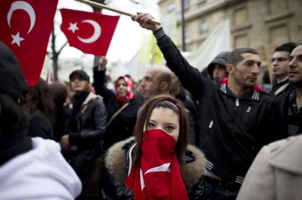 Turci protestují před francouzským parlamentem. Chtějí dál popírat genocidu.