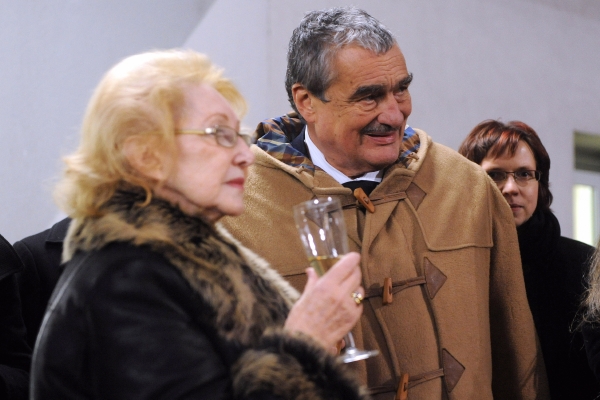 Poctu Magorovi pokřtil Karel Schwarzenberg. Vlevo Irena Vlachová, vpravo Marta Jirousová.