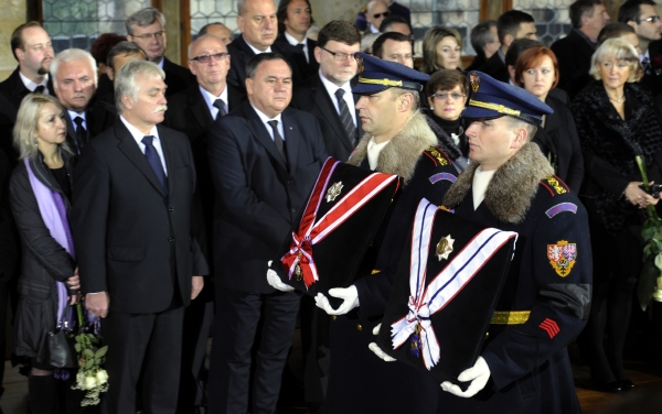 Příslušníci Hradní stráže přinášejí nejvyšší státní vyznamenání udělená Havlovi - Řád Bílého lva (vlevo) a Řád T. G. Masaryka (vpravo).