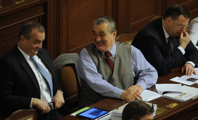 I ve sněmovně bývá veselo a občas se někdo z politiků dokonce chytne za nos.