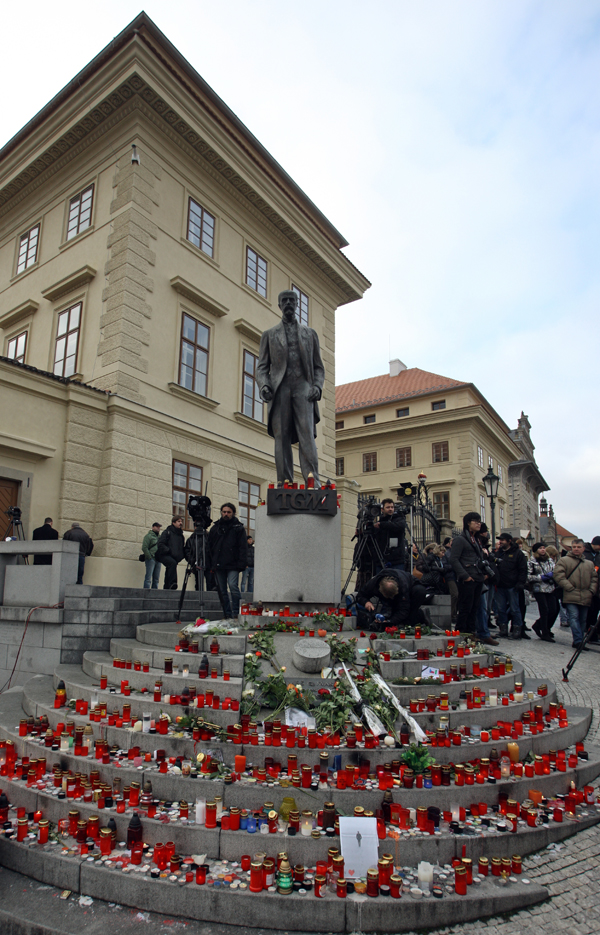 Stovky svíček u sochy prvního československého prezidenta T. G. Masaryka na Hradčanském náměstí. (Foto: Robert Sedmík) Stovky svíček u sochy prvního československého prezidenta T. G. Masaryka na Hradčanském náměstí. (Foto: Robert Sedmík)