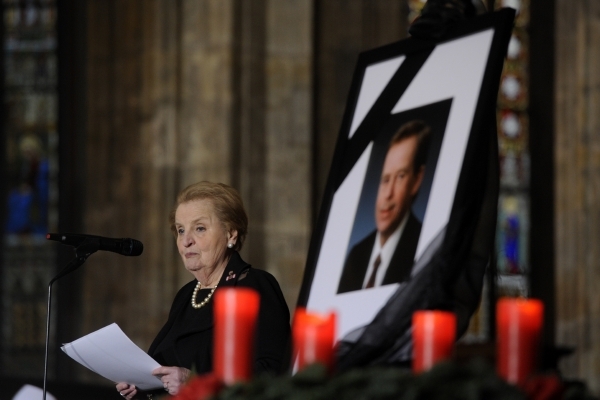 Bývalá americká ministryně zahraničí při projevu ve svatovítské katedrále.