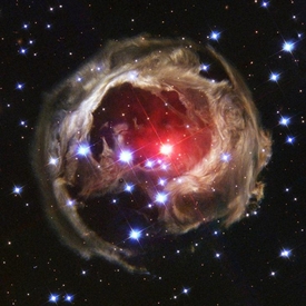 Spektakulární podívaná - výbuch novy, jak ho zaznamenal Hubbleův teleskop.
