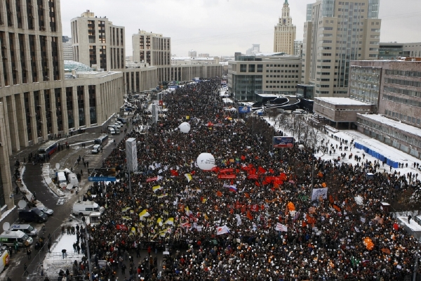 Manifestaci vévodí veliká tribuna s heslem "Rusko bude svobodné!". Manifestaci vévodí veliká tribuna s heslem "Rusko bude svobodné!".