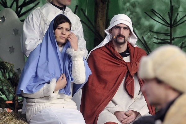 Představení příhlížely stovky lidí. Představení příhlížely stovky lidí.