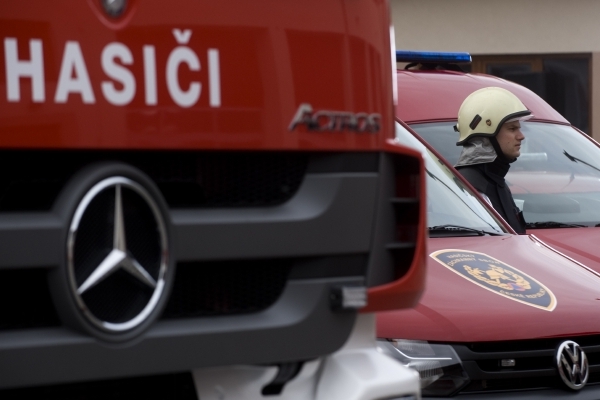 Hasiči museli v sobotu vyjíždět k 53 případům požárů.