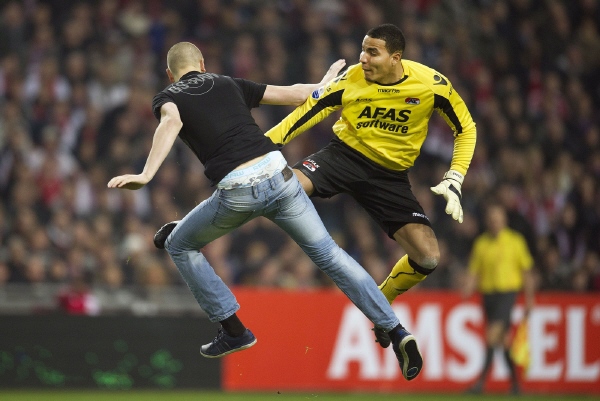 Střet fanouška Ajaxu s brankářem Alkmaaru.