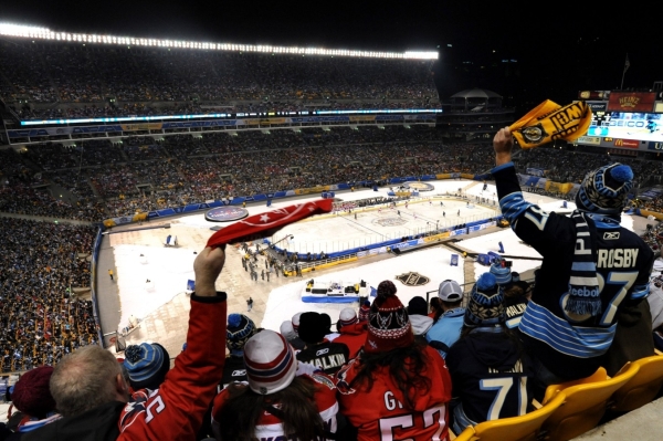 Záběry z loňského utkání pod širým nebem, kdy se utkaly týmy Pittsburghu Penguins a Washintonu Capitals.