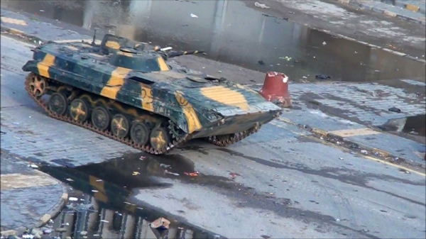 První tanky opouštějí rebelující Homs.