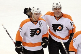 V útoku Philadelphie si Jágr skvěle rozumí s talentovaným forvardem Claudem Girouxem (vlevo).