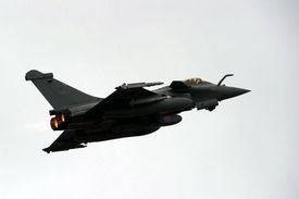 Palivové přilepšení měly Francii zajistit stíhačky nad Libyí.