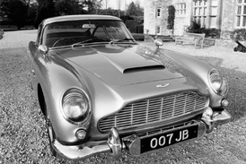 Aston Martin DB5, obvyklé Bondovo auto.