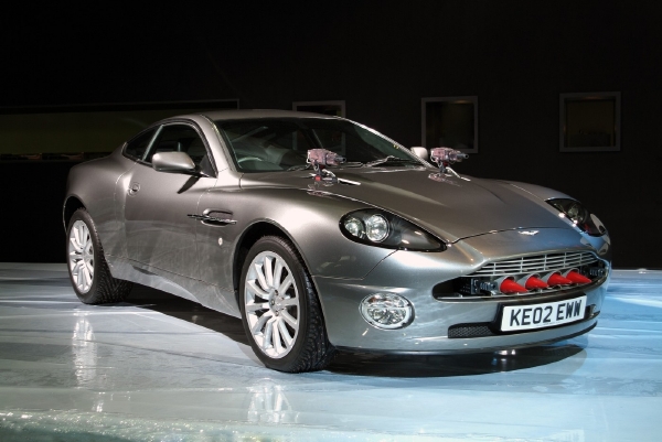 Po zuby vyzbrojený Aston Martin V12 Vanguish. To se to Bondovi zachraňoval svět.