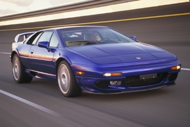 Lotus Esprit (na ilustračním snímku) se díky filmařům uměl proměnit v ponorku. 