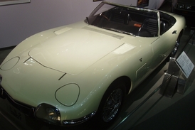 Toyota 2000 GT, kterou museli konstruktéři pro bondovku speciálně upravit.