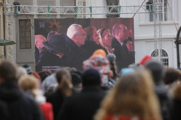 Přenos z pohřbu sledovali lidé i na velkoplošných obrazovkách. Přenos z pohřbu sledovali lidé i na velkoplošných obrazovkách.