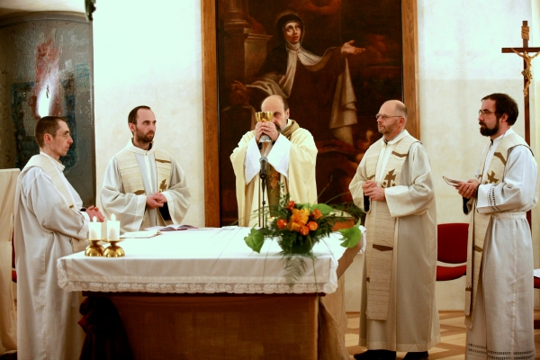 Celých 69 procent lidí si myslí, že stát by církvím neměl vracet majetek. Vyplývá to z průzkumu agentury STEM, který byl zveřejněn ve středu (ilustrační foto). Celých 69 procent lidí si myslí, že stát by církvím neměl vracet majetek. Vyplývá to z průzkumu agentury STEM, který byl zveřejněn ve středu (ilustrační foto).
