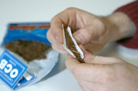 Spotřeba cigaret klesá. Kvůli jejich stále rostoucím cenám si více lidí začíná cigarety balit.
