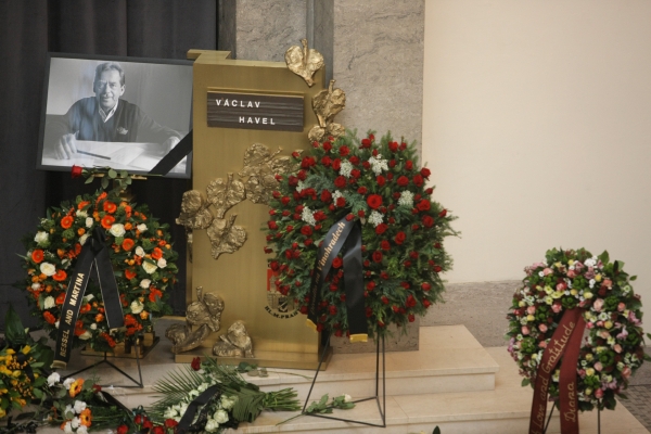 Na palubě budou květinové dary, které k rakvi Václava Havla minulý týden přinášeli nejen veřejní činitelé, ale i veřejnost. Na palubě budou květinové dary, které k rakvi Václava Havla minulý týden přinášeli nejen veřejní činitelé, ale i veřejnost.