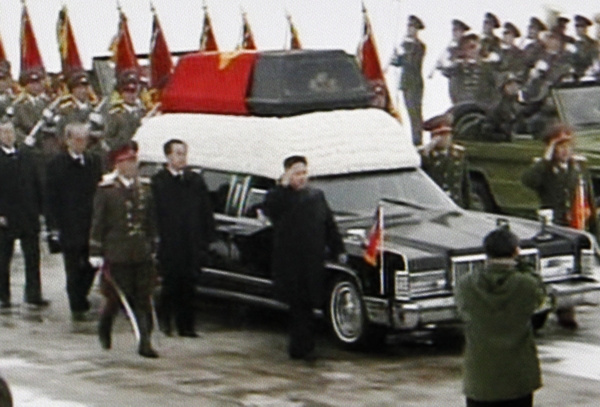 Ostatky Kim Čong-ila vezl vůz americké výroby.