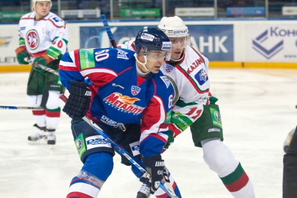 Tomáš Rolinek (v modrém) v dresu Magnitogorsku. Tomáš Rolinek (v modrém) v dresu Magnitogorsku.