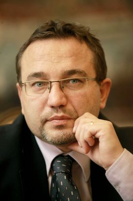 Ministr školství Josef Dobeš.