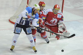 Plzeňský Radek Duda (vlevo) se tentokrát gólově neprosadil.