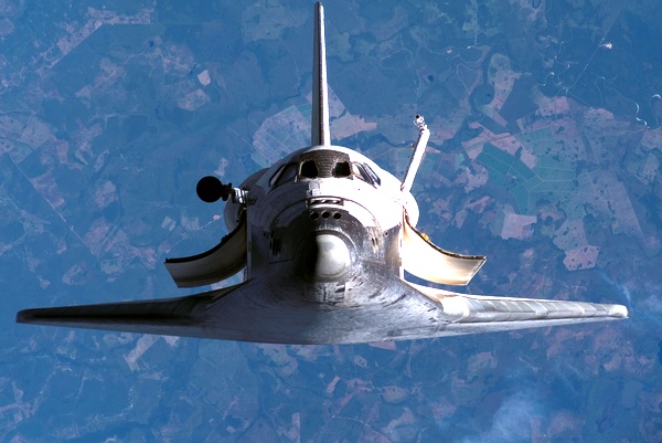 Snímek raketoplánu Atlantis pořízený z paluby ISS.