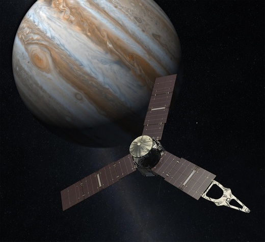 Sonda Juno letí k Jupiteru.