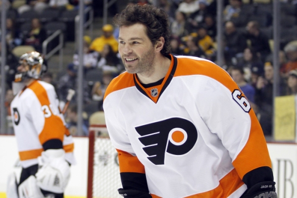 Jaromír Jágr nastoupí v rámci utkání Winter Classic s Philadelphií proti newyorským Rangers. Jaromír Jágr nastoupí v rámci utkání Winter Classic s Philadelphií proti newyorským Rangers.