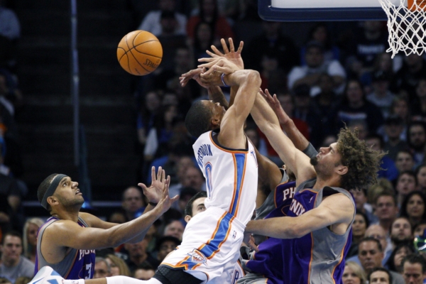 Russell Westbrook z Oklahomy v jednom ze svým mála neúspěšných střeleckých pokusů v zápase proti Phoenixu.