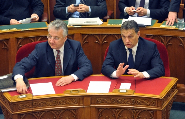 Kritikové se obávají, že funkcionáři premiéra Viktora Orbána (vpravo) by mohli výrazně omezit svobodu rozhodování příští vlády, která by mohla přijít po té současné. Kritikové se obávají, že funkcionáři premiéra Viktora Orbána (vpravo) by mohli výrazně omezit svobodu rozhodování příští vlády, která by mohla přijít po té současné.