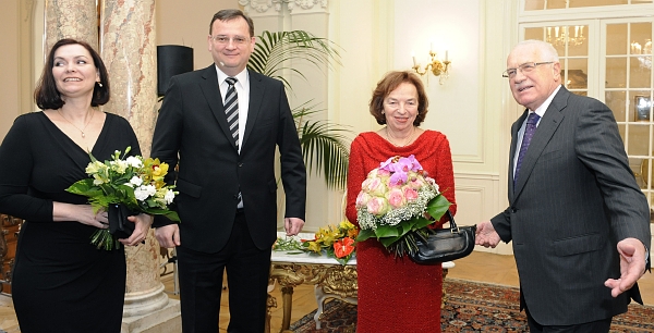 Václav Klaus (vpravo) s chotí Livií a Petr Nečas s manželkou Radkou při setkání v Lánech.