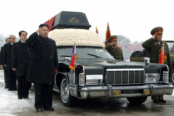 Lincoln Continental vezl rakev s korejským vůdcem Kim Čong-ilem. 