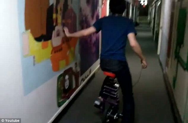 I vynálezce se někdy raději opře (foto z videa).