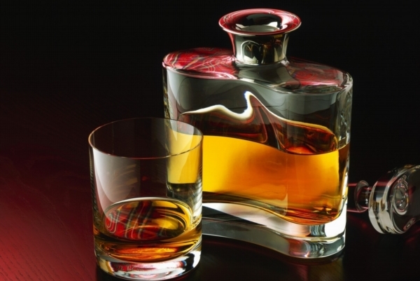Whisky je nejen stylové pití, ale dá se s ní i obchodovat. Pokud člověk vydrží a lahev neotevře, po pár letech se investice může příjemně zhodnotit. Whisky je nejen stylové pití, ale dá se s ní i obchodovat. Pokud člověk vydrží a lahev neotevře, po pár letech se investice může příjemně zhodnotit.
